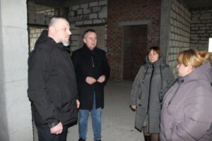 В.о. Павлоградської РДА оглянув скандальний культурно-спортивний комплекс у с. Богданівка