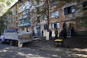 У Шахтарському пошкоджені 14 пʼятиповерхових будинків, магазин, - працює комісія