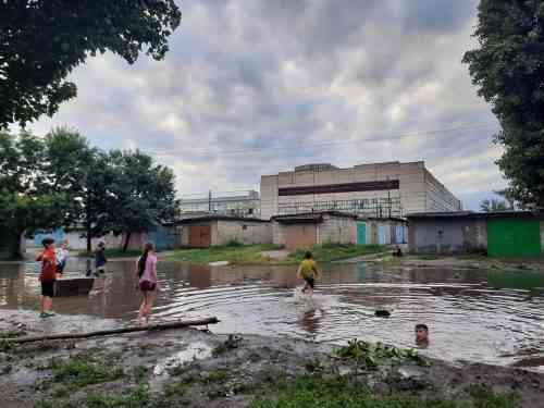 Не заплывайте далеко: на улице Комарова в Павлограде дети открывают плавательный сезон