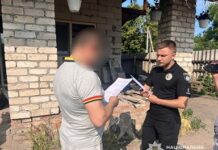 У Павлограді через сміття біля двору троє чоловіків по-звірячому побили подружжя