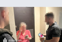 Депутатка Дніпропетровської облради, як найкрасивіший солдат, за гроші посміхалася своєму крутому полковнику