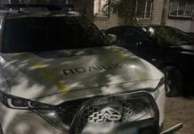 Поки поліцейські працювали, мужик у Дніпрі підпалив їхній автомобіль